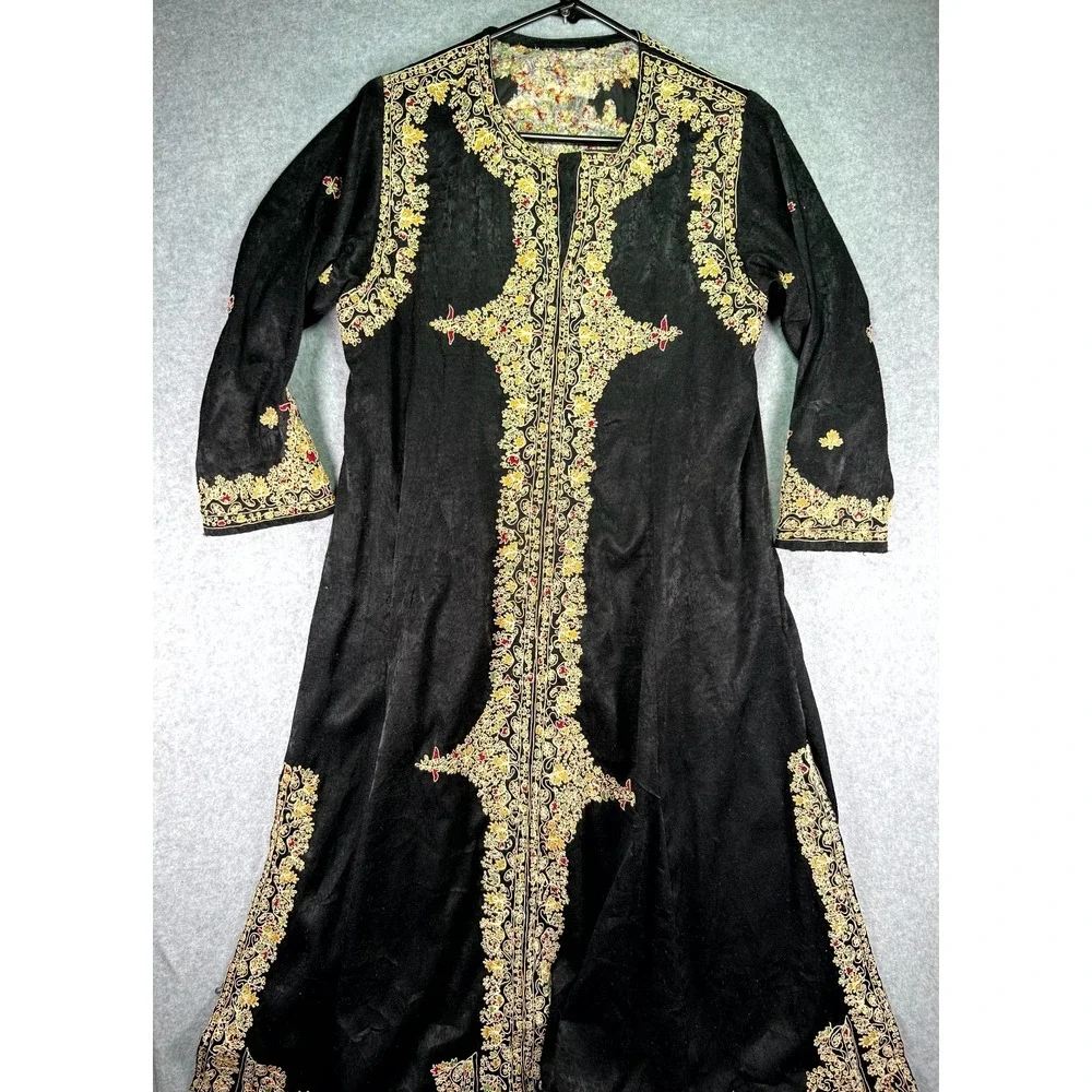 Vintage Womens Gown Black Velvet Embroidered Floral Stretch Round Neck Pullover